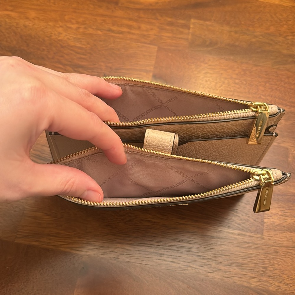 Michael Kors phone wallet - Picture 8 of 9